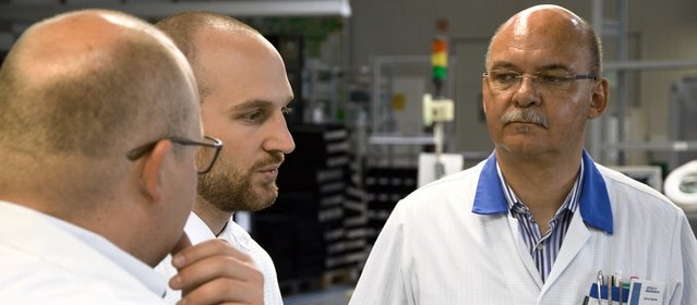 Discussion among experts: Frank Engelmann, Technical Consultant in Field Service for Industrial Electronics (left), and Production Manager Rainer Spanier (right, both STG-BEIKIRCH) with Ersa Sales Engineer Ulrich Dosch