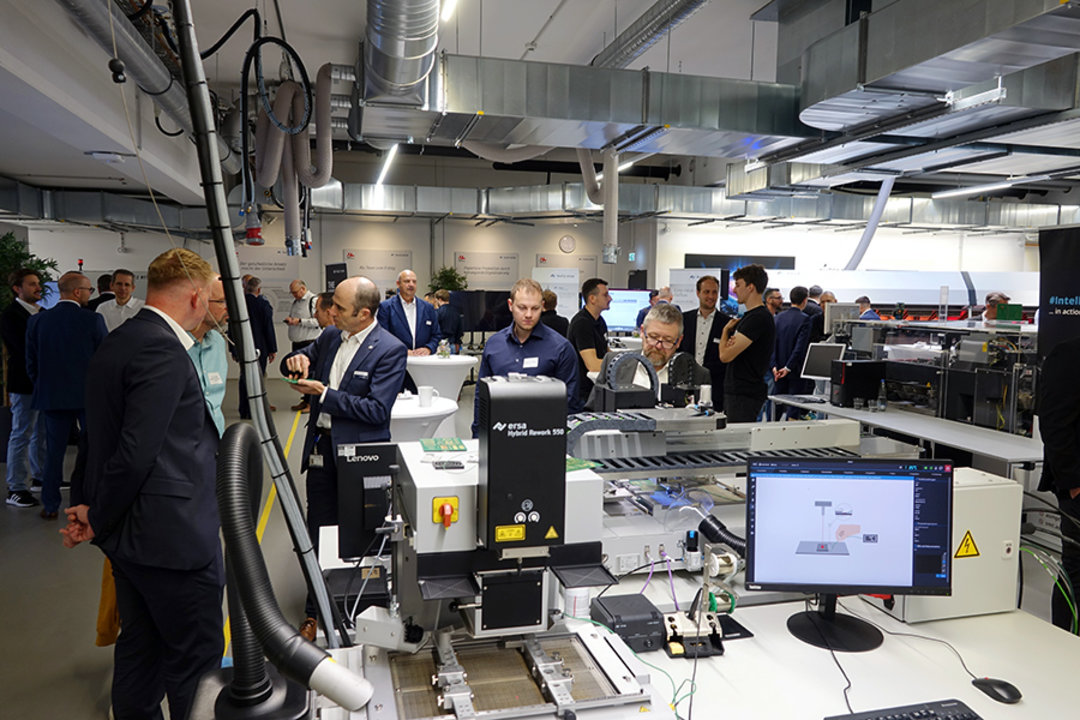 Highly sought-after at the Technology Forum: hands-on sessions, here at the Ersa Rework System HR 550