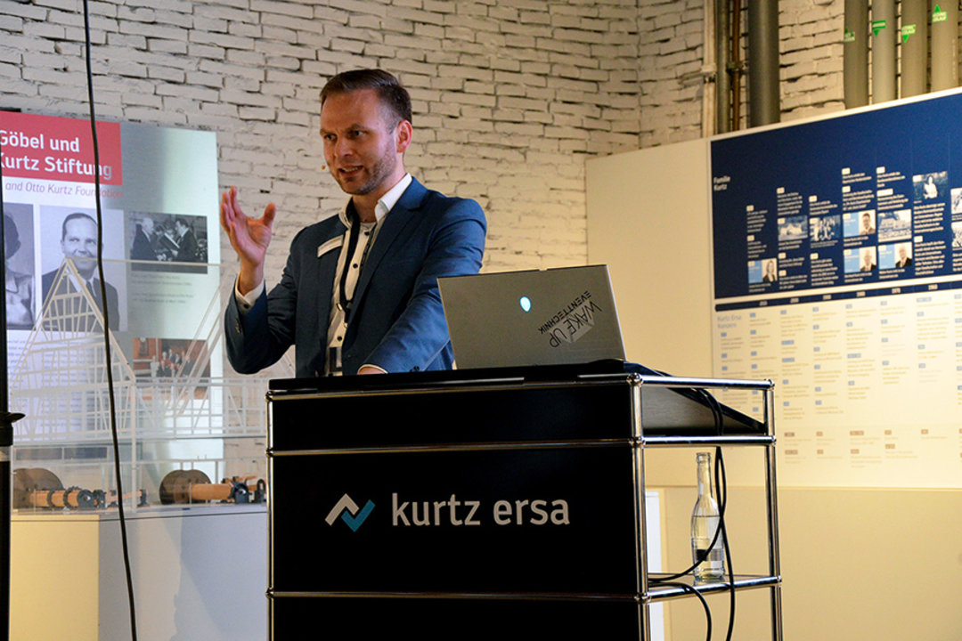Dr. Sebastian Smerat during his presentation on "Business Success through Digital Service Innovations" Dr. Sebastian Smerat during his presentation on "Business Success through Digital Service Innovations"