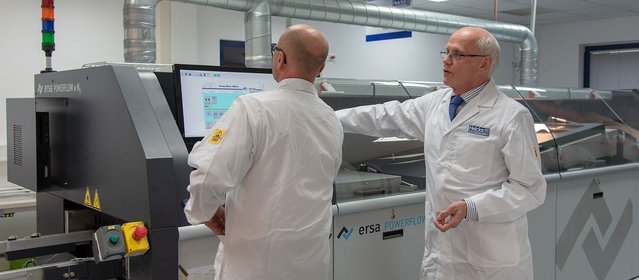 Years of cooperation based on trust: Rudolf Heicks (right) and Ersa sales engineer Stefan Wurster in conversation at the POWERFLOW E