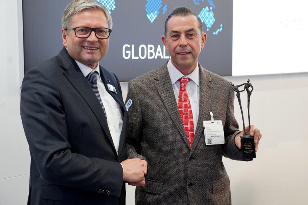 At productronica in Munich, Ersa General Sales Manager Rainer Krauss (left) honored the English Ersa agency Blundell Production Equipment Ltd. for 25 years of successful cooperation - Blundell Area Sales Manager Keith Gummer Keith Gummer accepted congratu