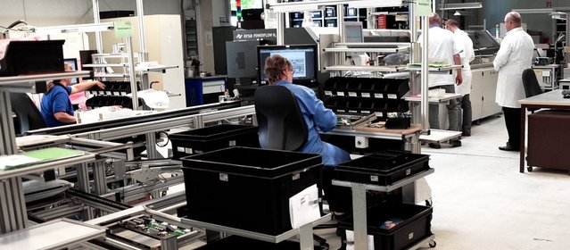 In front of the Ersa POWERFLOW N2 full-tunnel wave soldering system, six placement stations with PC-supported job visualization are arranged in the STG-BEIKIRCH production area In front of the Ersa POWERFLOW N2 full-tunnel wave soldering system, six placement stations with PC-supported job visualization are arranged in the STG-BEIKIRCH production area