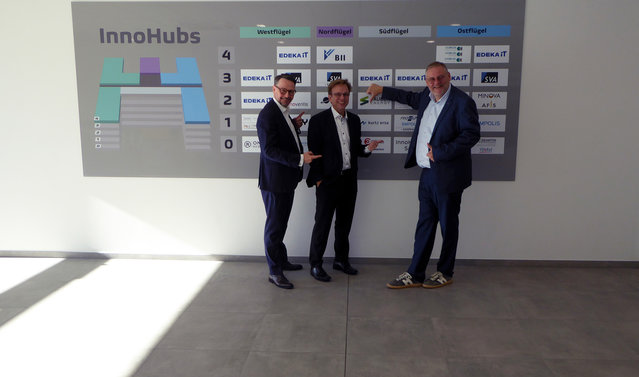 Kurtz Ersa CEO Thomas Mühleck (right) with Prof. Dr. Axel Winkelmann (Business Administration and Business Informatics, center) and City Councilmember Matthias Dürr at the opening of the new software location in Würzburg