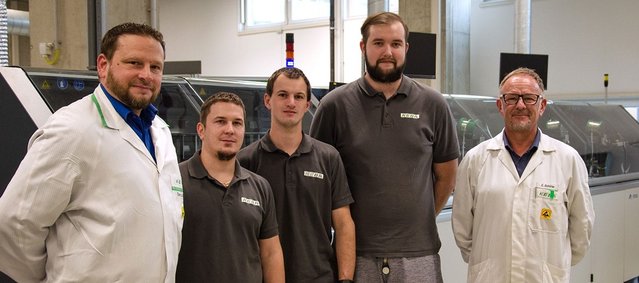 A well-coordinated team: Ersa sales engineer Mark Birl (left) and the KEBA managers in front of the new Versaflow 4/55