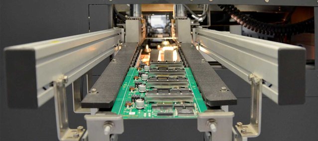 Tunnel vision: Feeding of a printed circuit board into the Ersa VERSAFLOW 3/45 Tunnel vision: Feeding of a printed circuit board into the Ersa VERSAFLOW 3/45