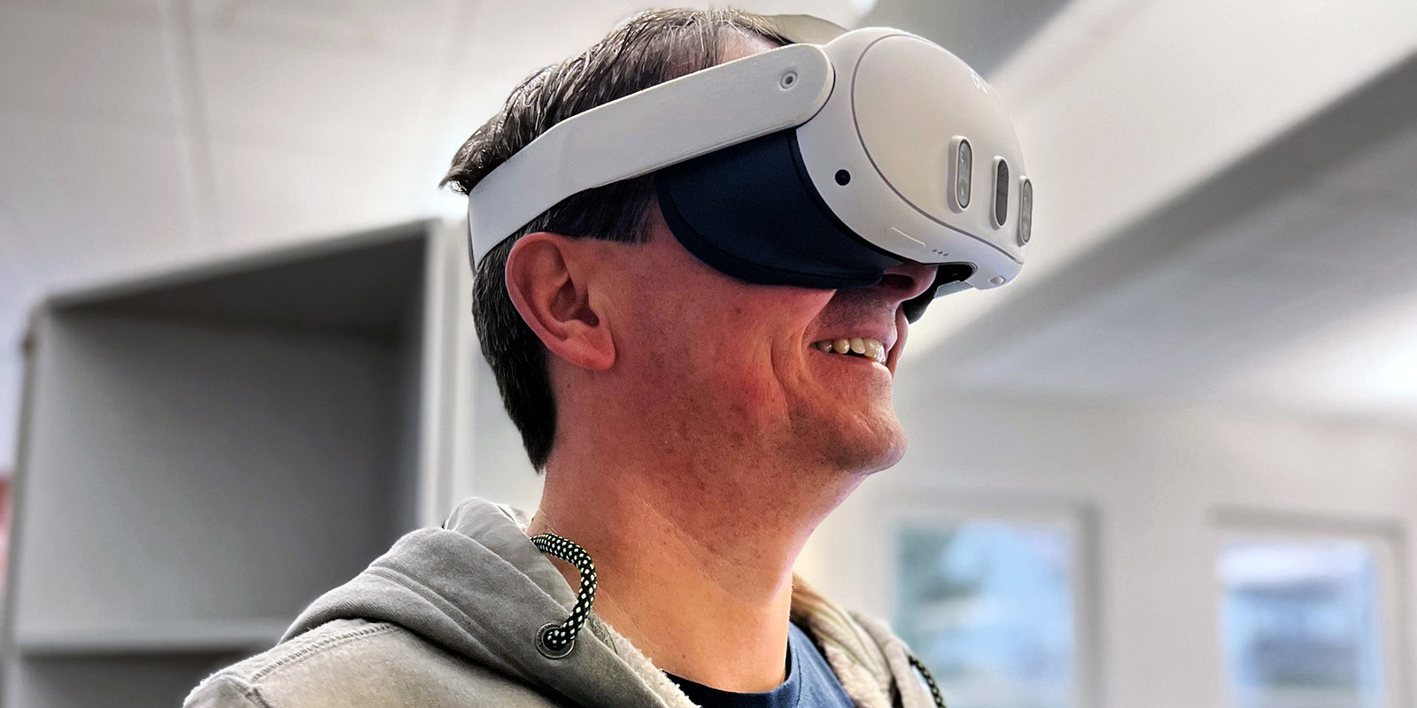 VR experience up close: Ulrich Leibfritz, mechanical engineer at SCHILLER AUTOMATION and responsible project manager, at work