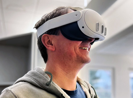 VR experience up close: Ulrich Leibfritz, mechanical engineer at SCHILLER AUTOMATION and responsible project manager, at work