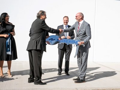 Handing over the keys in Ciudad Juárez: Landlord Jorge Bermúdez hands over to Albrecht Beck, President & COO Kurtz Ersa, Inc.