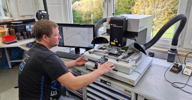 Julian Feder setting up the control module on the second HR 550, which Allmendinger purchased in 2024