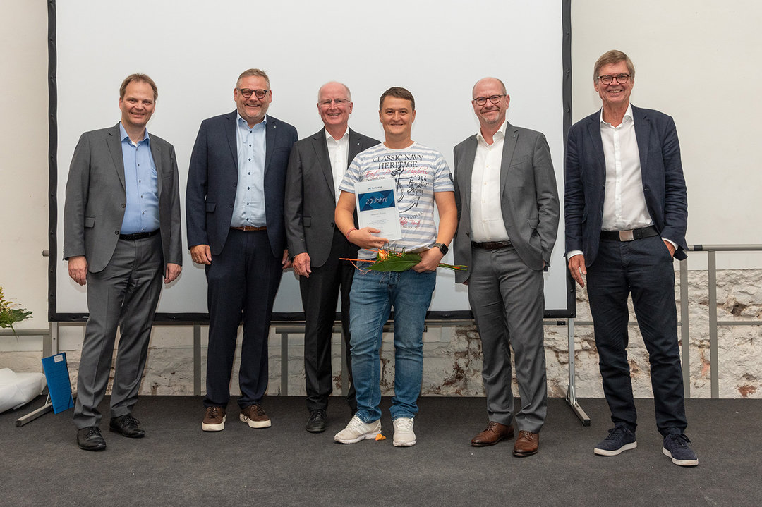 20 years with the company: Alexander Trippel from Ersa (with flower) – missing: Eduard Oleinikow (automation)