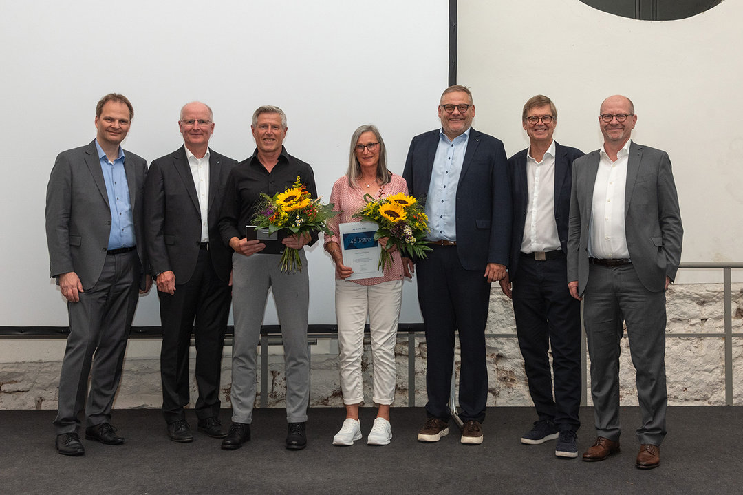 45 years in the Kurtz Ersa Group: Waltraud Häfner and Jürgen Rüppel (both with flowers) with the management 45 years in the Kurtz Ersa Group: Waltraud Häfner and Jürgen Rüppel (both with flowers) with the management