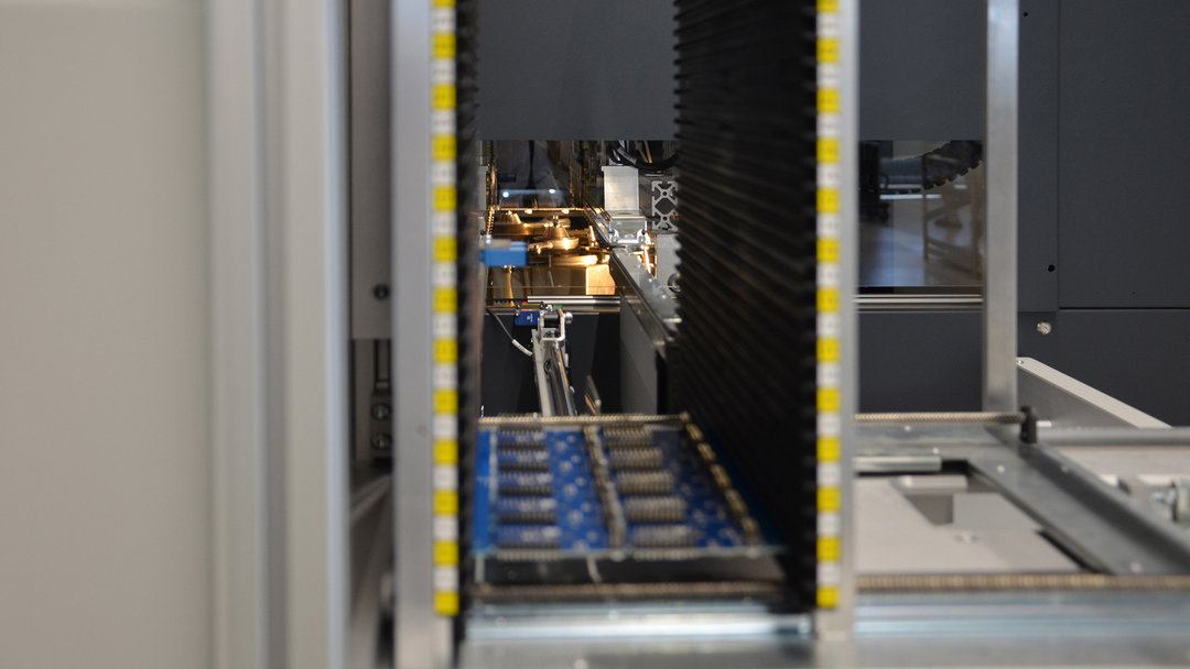 View through the PCB magazine into the VERSAFLEX soldering module