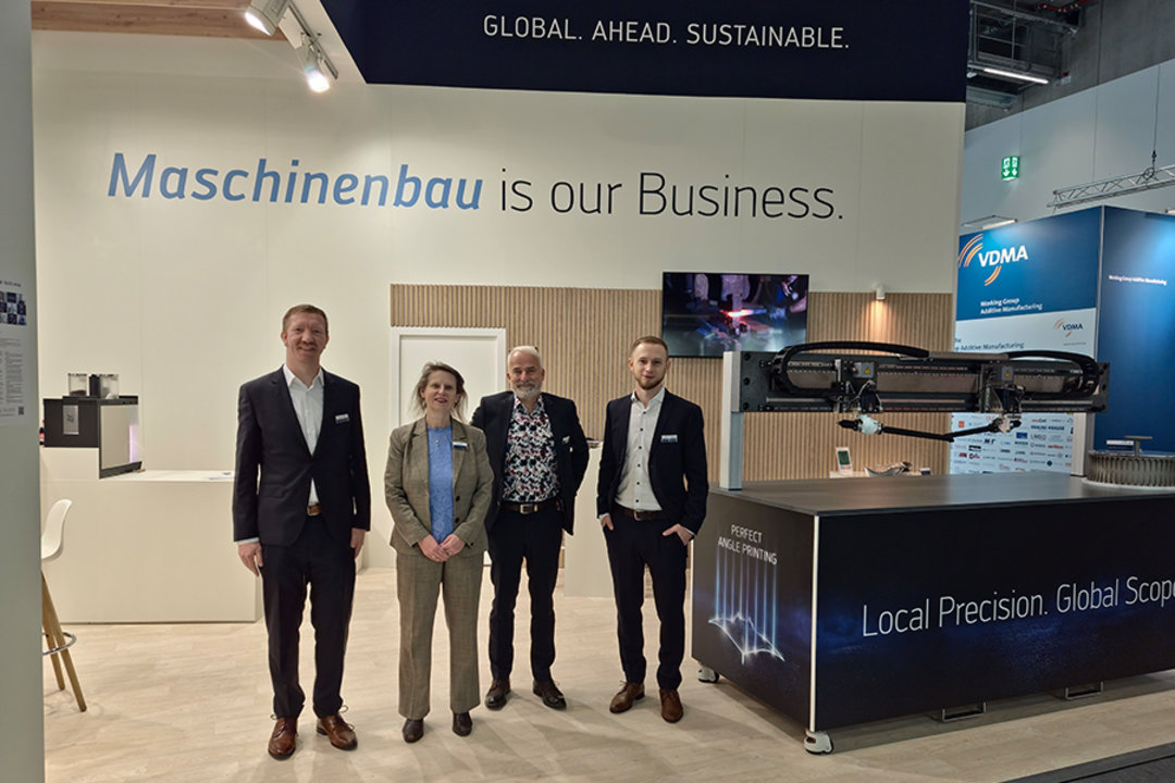This year´s additive manufacturing stand personnel with flying ray axis system