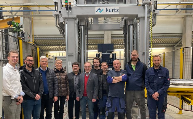 The team of Gießerei Heunisch GmbH in front of their new Kurtz low-pressure casting machine type AL18-16 FSC