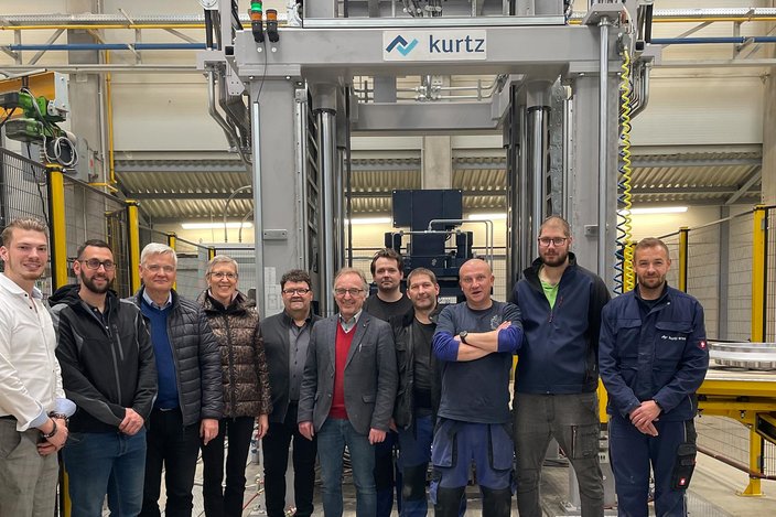 The team of Gießerei Heunisch GmbH in front of their new Kurtz low-pressure casting machine type AL18-16 FSC