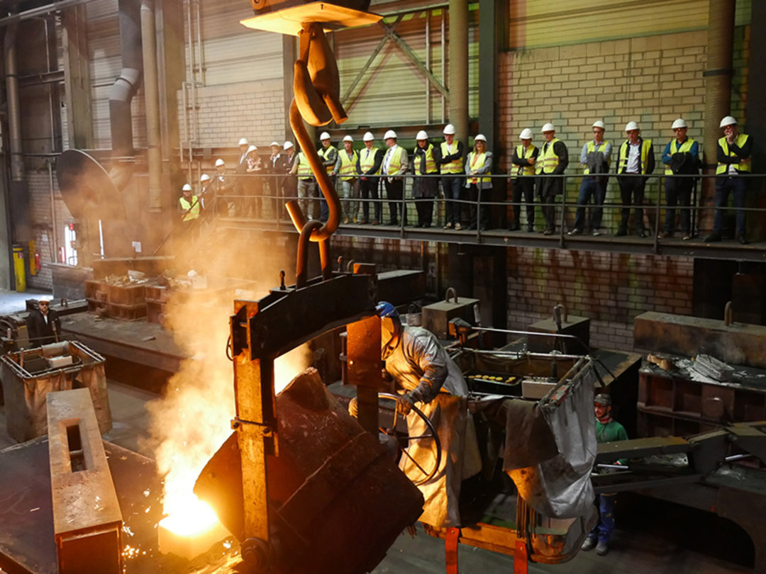 Always spectacular: Casting process inside the Kurtz Iron Foundry (here at the customer event)
