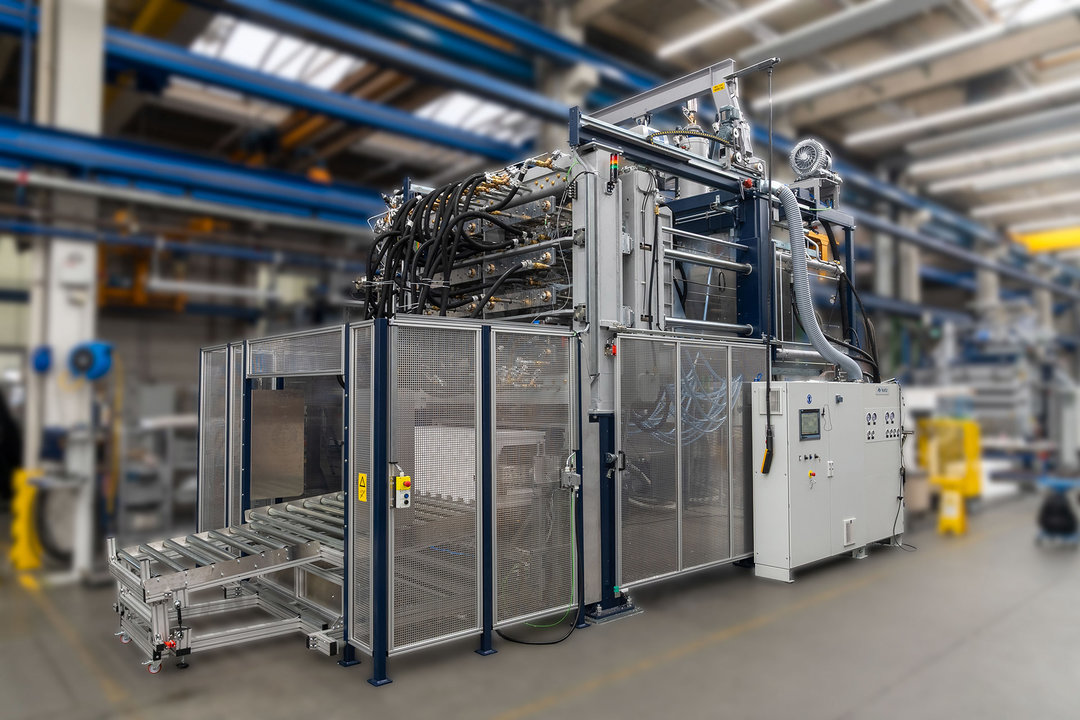 CoreLess technology is used in Kurtz´s PRO FOAMER and POLY FOAMER Moulding Machines. Pictured here: the world´s largest machine equipped with CoreLess technology; photos: Hordijk