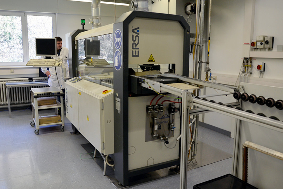 Also in use after more than 25 years for small and very small series: Ersa reflow soldering system Also in use after more than 25 years for small and very small series: Ersa reflow soldering system