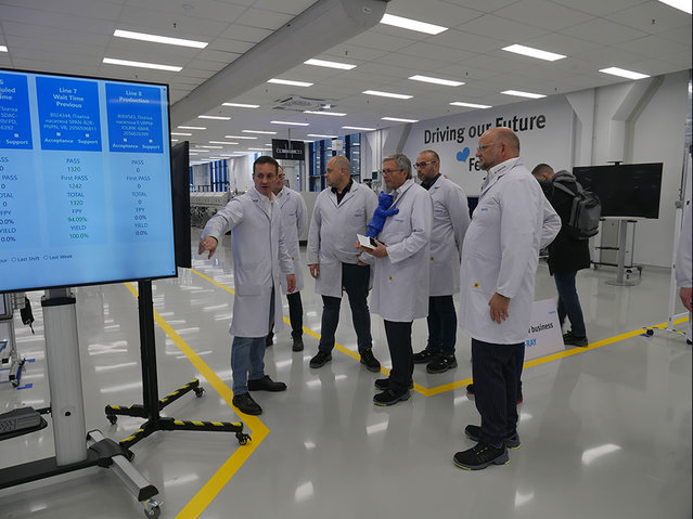 General Manager Kalin Dobrev explains the digitalized production at the Sofia site.