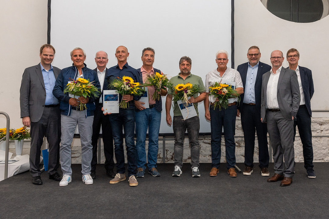 35 years with the company (from left): Joachim Kraft, Michael Schwab, Peter Lehmann, Jürgen Schlessmann and Udo Kirchner (all with flowers) with the management 35 years with the company (from left): Joachim Kraft, Michael Schwab, Peter Lehmann, Jürgen Schlessmann and Udo Kirchner (all with flowers) with the management