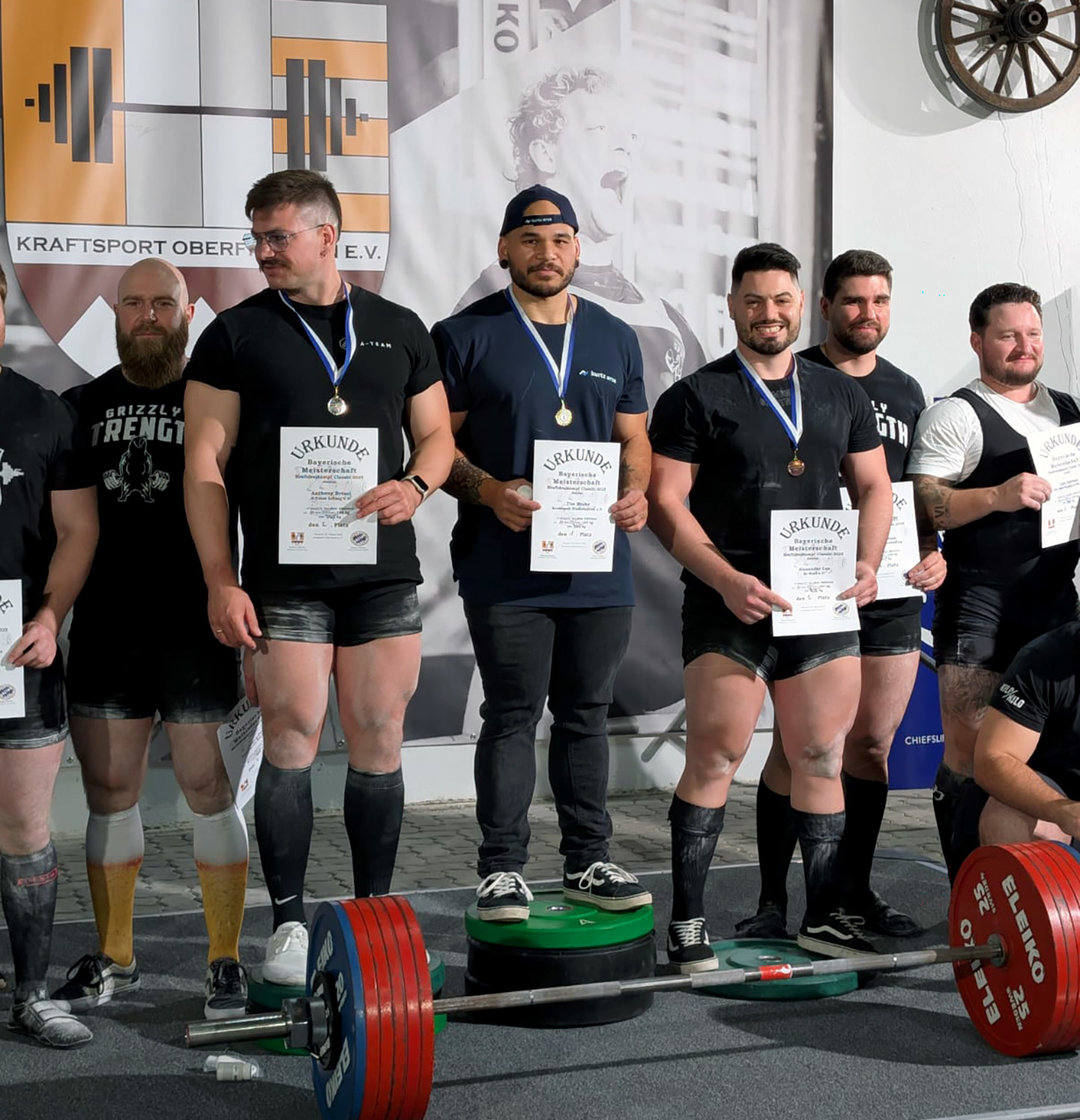 Tim Hruby (center), Bavarian powerlifting champion in the -105 kg class