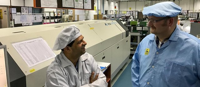 Ersa Area Sales Manager Christian Ott (re.) und Titan Senior Manager EMS Production Shireesh Phal an der HOTFLOW 3/14 Ersa Area Sales Manager Christian Ott (re.) und Titan Senior Manager EMS Production Shireesh Phal an der HOTFLOW 3/14