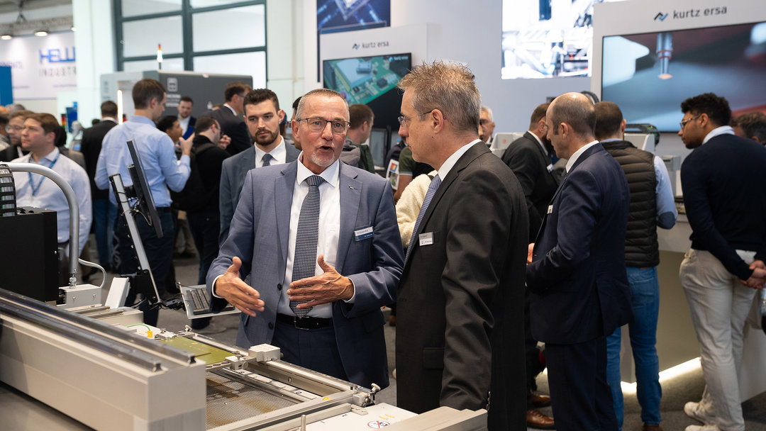 100% customer-focused: Hansjürgen Bolg (left), Head of Tools, Rework & Inspection