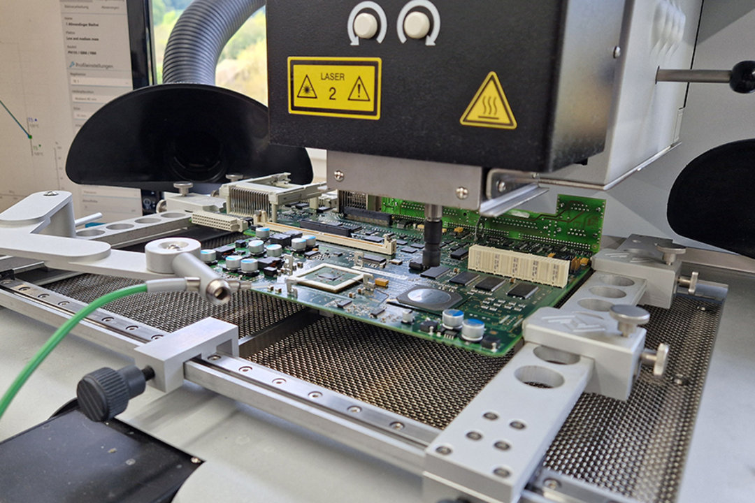 The heating head is positioned above the BGA to be desoldered and this can be safely desoldered using closed-loop control