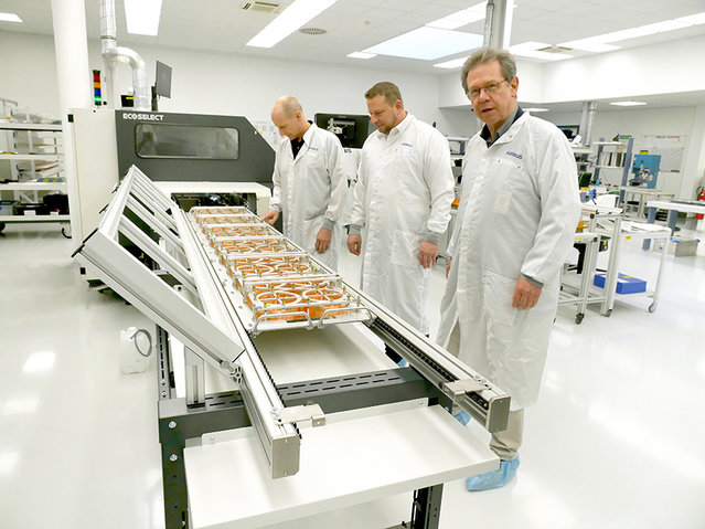 2.4 m long product carrier, milled from a single piece and fitted with an assembly group