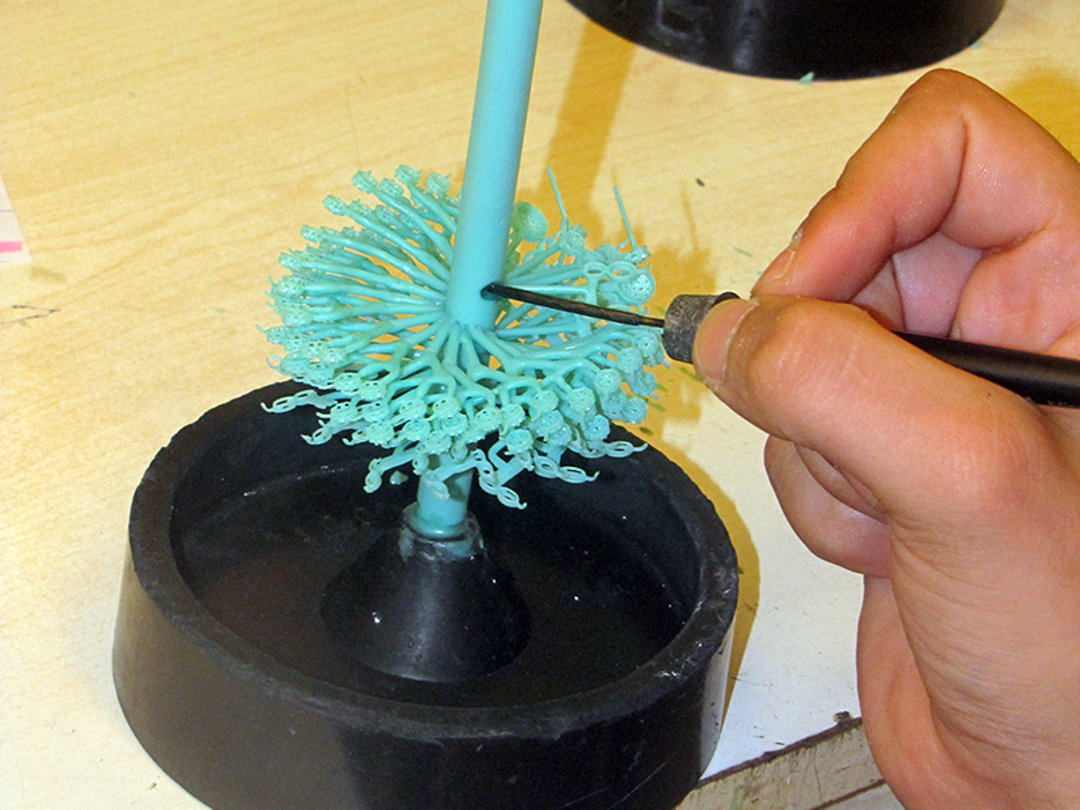 The MINOR S melts a mini hole in the wax tree, into which the blank gating is inserted and fixed within seconds through solidification