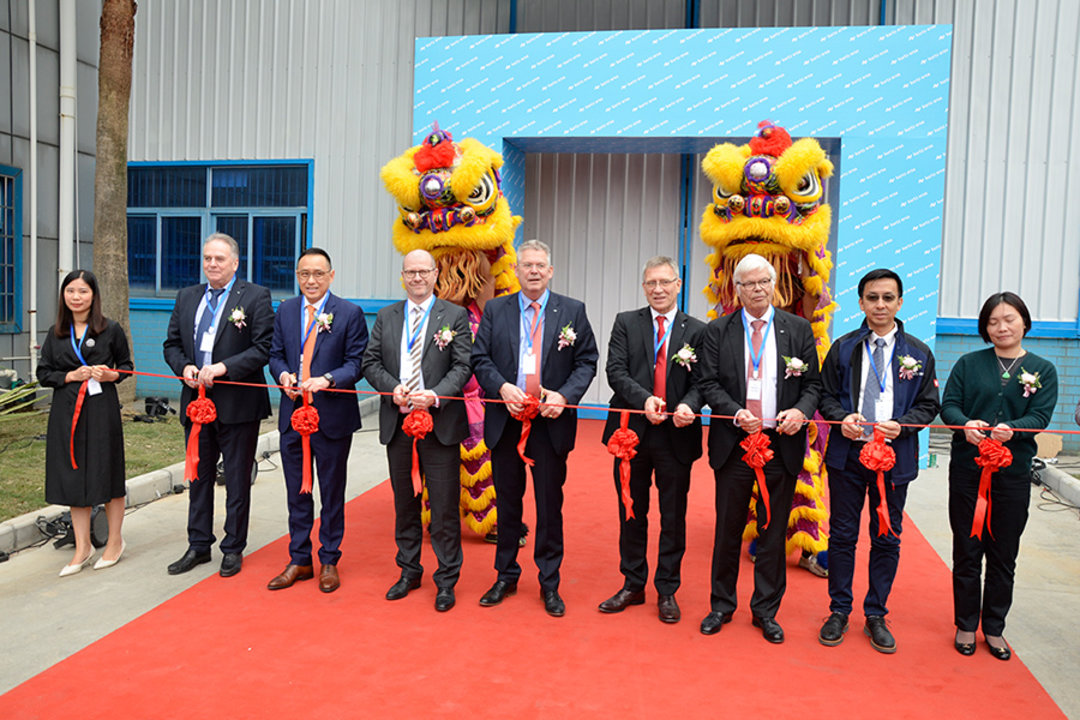 Representative of the Kurtz Ersa Management at the opening of the extension building at the site in Zhuhai Representative of the Kurtz Ersa Management at the opening of the extension building at the site in Zhuhai
