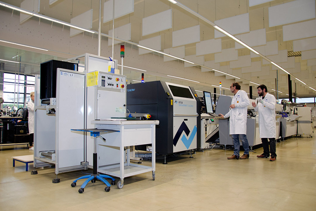 Process engineer and machine operator on the VERSAPRINT 2 Ultra3