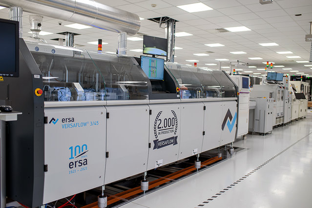 Fügt sich nahtlos ein in die Flex-Elektronikfertigung in Zalaegerszeg: die Jubiläumsmaschine VERSAFLOW 3/45, bereits die 26ste Ersa Selektivlötmaschine am ungarischen Standort; Foto: Flex Ltd.