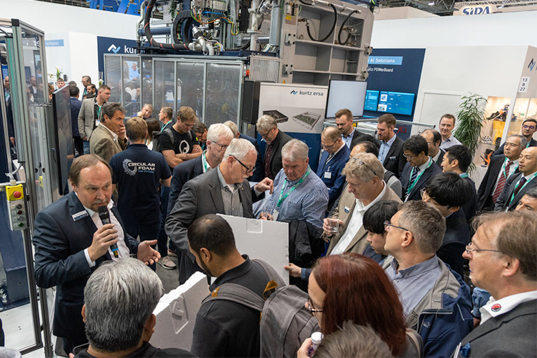 After the demonstration at the Kurtz WAVE FOAMER, the produced EPS sheets are put to the test: the trade audience performs the first quality check After the demonstration at the Kurtz WAVE FOAMER, the produced EPS sheets are put to the test: the trade audience performs the first quality check