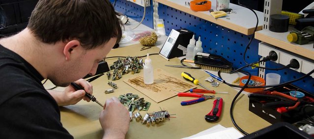 Manual soldering workstation at Ertron with i-CON NANO soldering station