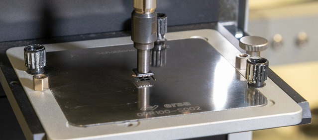 Lifting a printed MLF component out of a Dip&Print stencil during prototyping with the HR 550