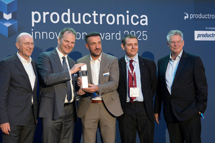 Ersa Managing Director Dr. Michael Fischer (2nd from left) and Jakob Herber (center) from the Ersa Application Center with the Innovation Award for the VERSAFIT ONE - also pictured (r.): Rainer Kurtz, Chairman of the Advisory Board of the Kurtz Ersa Group Ersa Managing Director Dr. Michael Fischer (2nd from left) and Jakob Herber (center) from the Ersa Application Center with the Innovation Award for the VERSAFIT ONE - also pictured (right): Rainer Kurtz, Chairman of the Advisory Board of the Kurtz Ersa Group