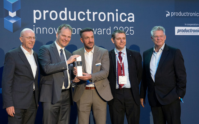 Ersa Managing Director Dr. Michael Fischer (2nd from left) and Jakob Herber (center) from the Ersa Application Center with the Innovation Award for the VERSAFIT ONE - also pictured (right): Rainer Kurtz, Chairman of the Advisory Board of the Kurtz Ersa Group