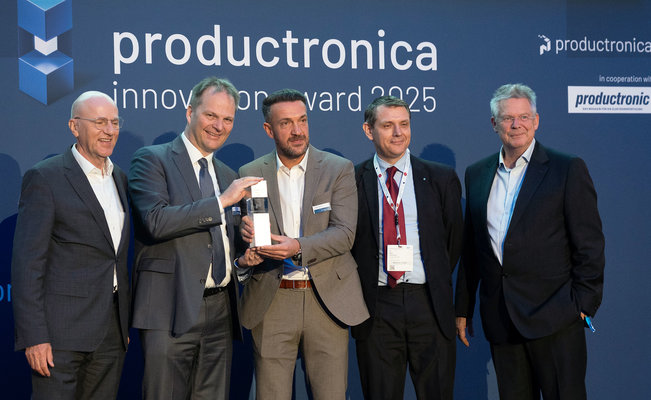 Ersa Managing Director Dr. Michael Fischer (2nd from left) and Jakob Herber (center) from the Ersa Application Center with the Innovation Award for the VERSAFIT ONE - also pictured (r.): Rainer Kurtz, Chairman of the Advisory Board of the Kurtz Ersa Group Ersa Managing Director Dr. Michael Fischer (2nd from left) and Jakob Herber (center) from the Ersa Application Center with the Innovation Award for the VERSAFIT ONE - also pictured (right): Rainer Kurtz, Chairman of the Advisory Board of the Kurtz Ersa Group