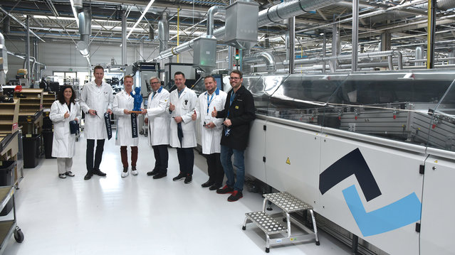 Handover of the POWERFLOW ULTRA wave soldering system – pictured: Matthias Baurath (2nd from left), Plant Manager; Robert Ellmer (3rd from left), Commercial Site Manager; Olaf Arnold (3rd from right), Team Lead SMT/THT Technology; and Maren (all Kontron Official handover of the Ersa POWERFLOW ULTRA wave soldering system – pictured: Matthias Baurath (2nd from left), Plant Manager; Robert Ellmer (3rd from left), Commercial Site Manager; Olaf Arnold (3rd from right), Team Lead SMT/THT Technology; and Maren Geßner, Marketing & Sales (all Kontron eSystems GmbH)