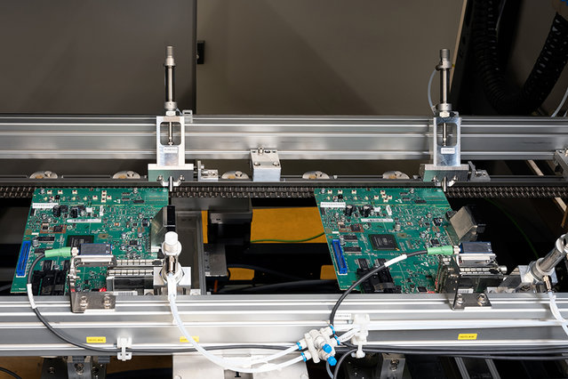 The ONE X series is also available as a version with a second stopper, which doubles the throughput; this means that 8 LP (ONE XX version) or 6 LP (ONE X) are produced simultaneously in the machine - visible here in the flux module The ONE X series is also available as a version with a second stopper, which doubles the throughput; this means that 8 LP (ONE XX version) or 6 LP (ONE X) are produced simultaneously in the machine - visible here in the flux module