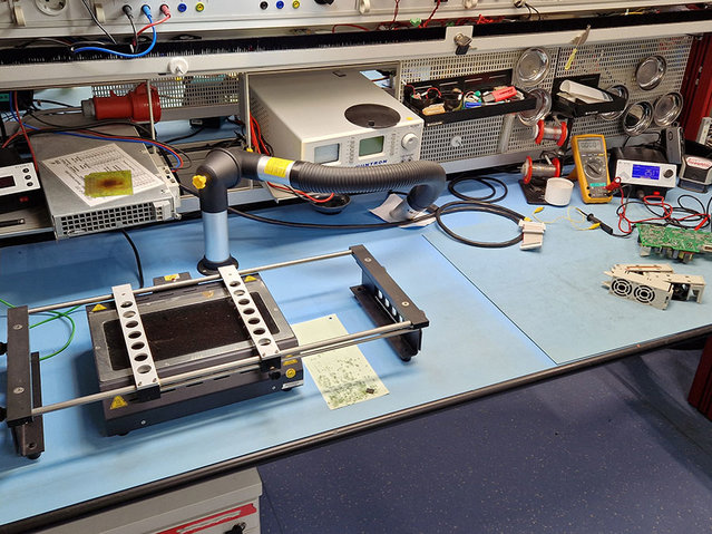 Infrared rework heating plate with height-adjustable X/Y circuit board table for holding assemblies and i-CON 1 soldering station Infrared rework heating plate with height-adjustable X/Y circuit board table for holding assemblies and i-CON 1 soldering station