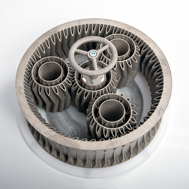 The planetary gear unit (here diameter 450 mm, also 900 mm possible) proves that even components of the greatest shape complexity can be produced without any problems
