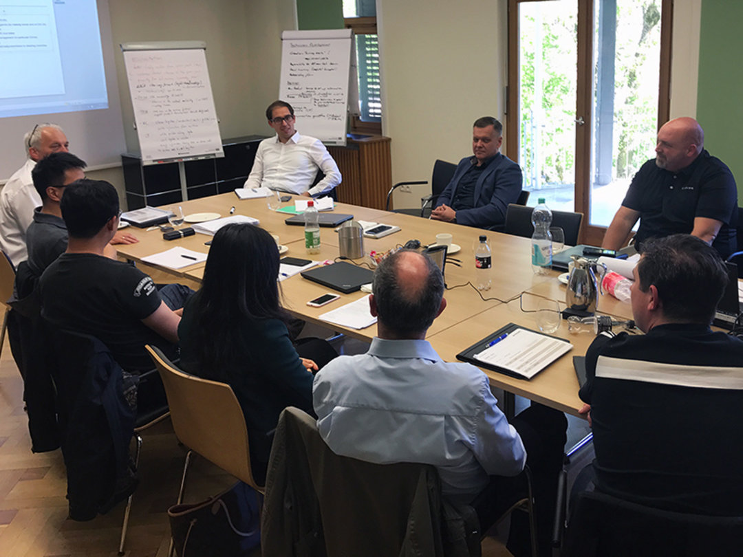 People responsible for service among themselves – at the international Kurtz Service Meeting in the manor house