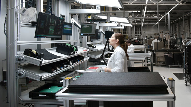 View of the automated POWERFLOW ULTRA wave soldering line at Kontron eSystems; the four VERSAGUIDE 2.0 placement stations are visible here View of the automated POWERFLOW ULTRA wave soldering line at Kontron eSystems; the four VERSAGUIDE 2.0 placement stations are visible here
