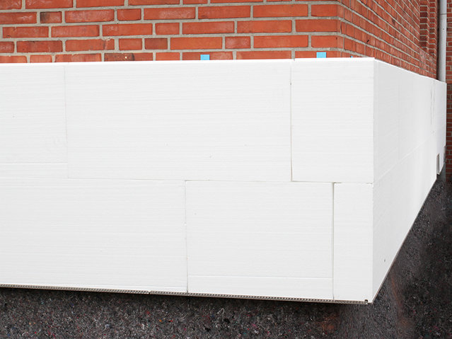 Insulating a house wall with the help of particle foam