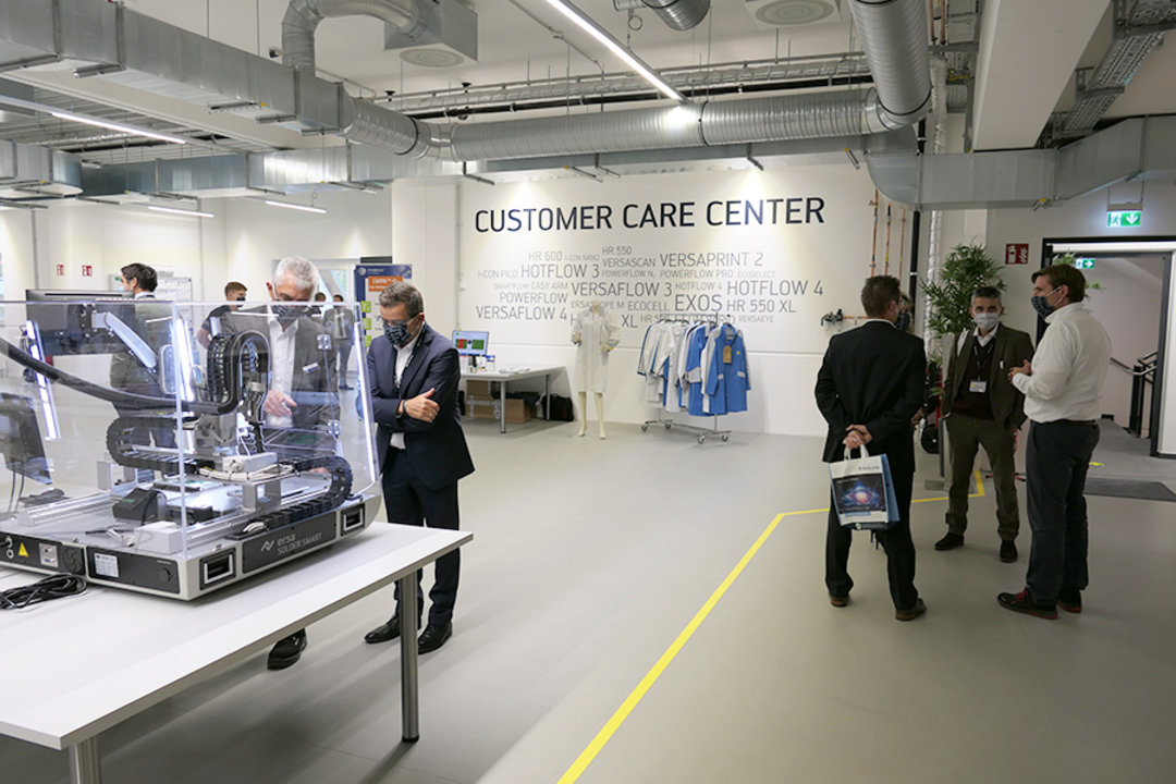 Also in the Customer Care Center there was great interest in the exhibits from the different technology areas, e.g. the hand soldering robot Ersa SOLDER SMART
