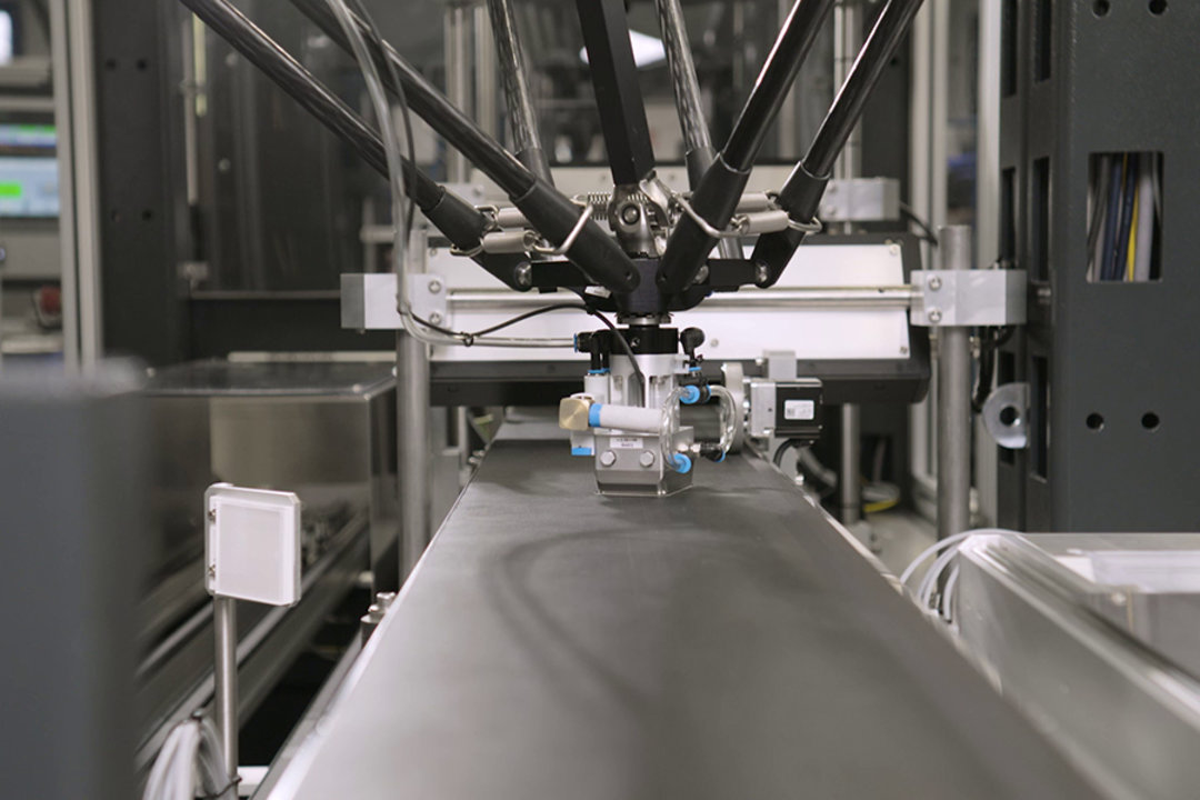 Position-corrected removal of components from the conveyor belt
