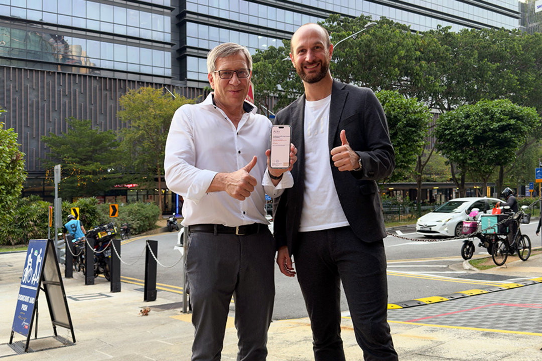 Bernd Schenker and Ulrich Dosch with the foundation certificate in front of the future office building in Singapore