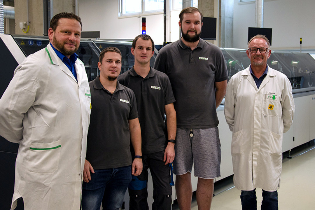 Well-rehearsed team: Ersa sales engineer Mark Birl (left) and KEBA team in front of the new VERSAFLOW 4/55